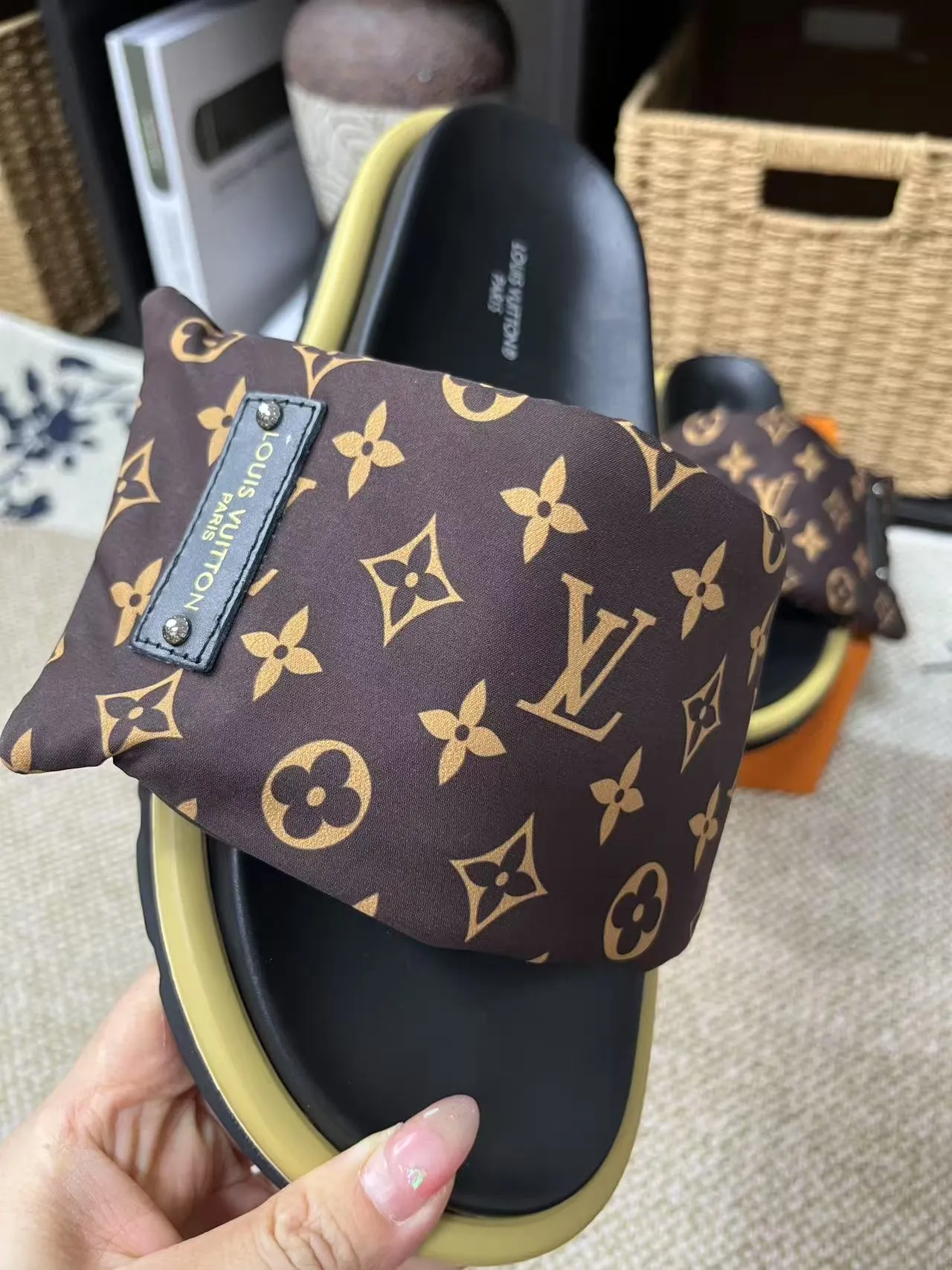 P340 yuan LV Louis Vuitton Full of high-end feel! A popular model among bloggers at home and abroad, it’s retro and fashionable, and looks stunning on your feet! Mainly recommended model on the official website★ ━━━━━ ЅᏇєєt ━━━━━ ▪️Upper: original calfskin ➕5D printing process ▪️Inner: imported mixed sheepskin ▪️Outsole: original molded foam outsole ▪️Size: Female 35-40 Men's 39-44 (women's 41 men's 45)